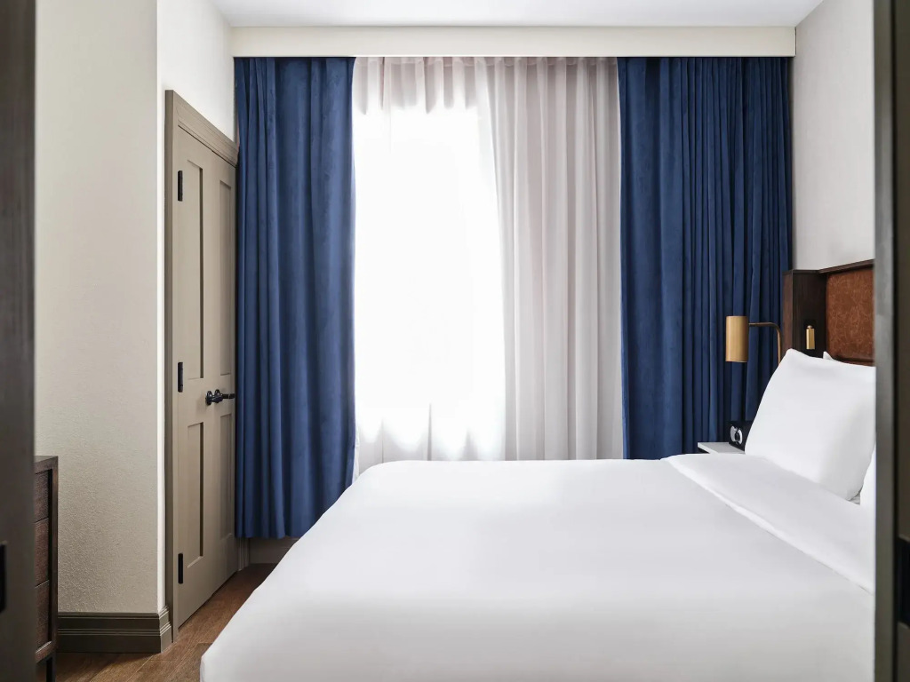 Metcalfe Hotel Ottawa by Gray Collection