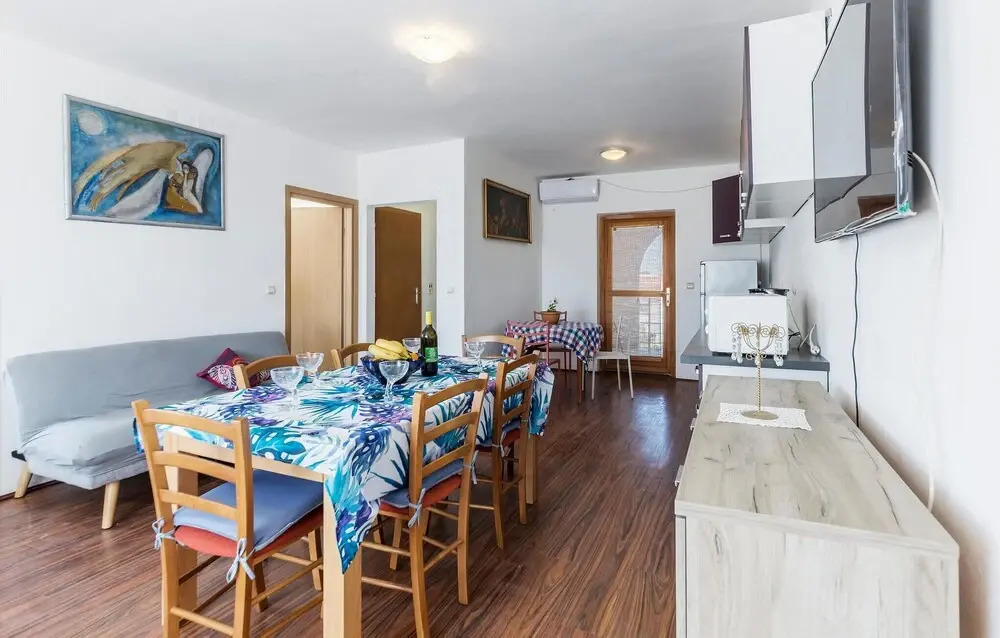 Stunning Apartment in Peroj With Wifi and 4 Bedrooms
