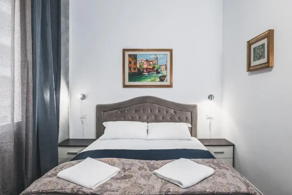 Bulldog Station Apartments with private WC, AC, TV