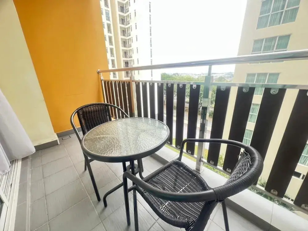 Residences at Daya near Mount Austin by SR Home