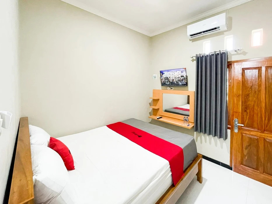 RedDoorz near Alun-Alun Purwokerto 3
