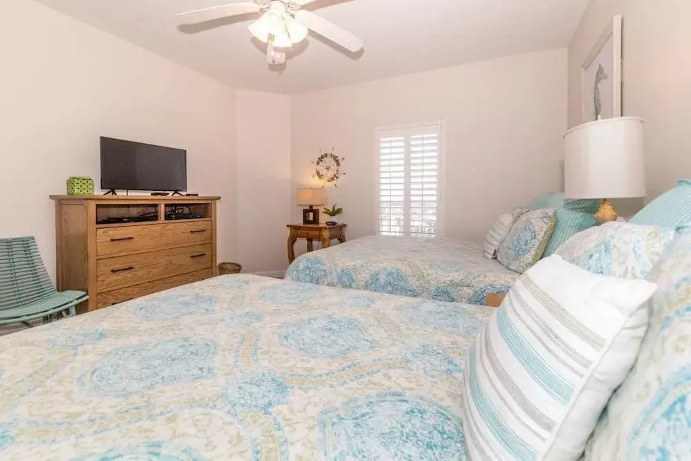 Admiral's Quarters 702 - 3 Br condo by RedAwning