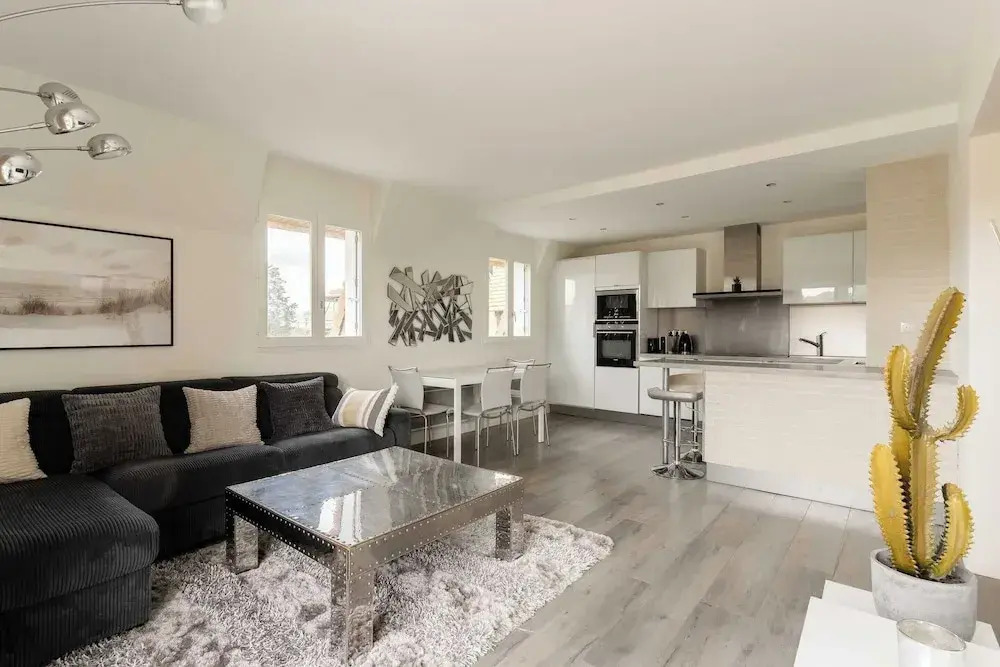 Renovated Apartment Sleeping 6 - Pool and Tennis