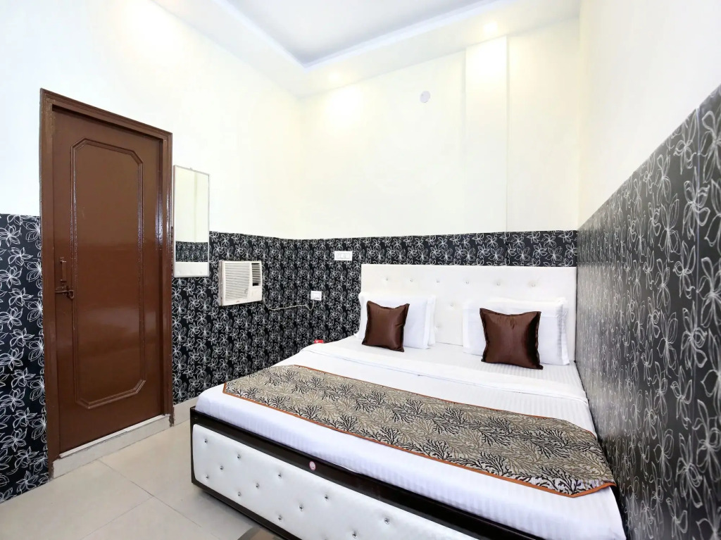 OYO 12163 Hotel Aaryan