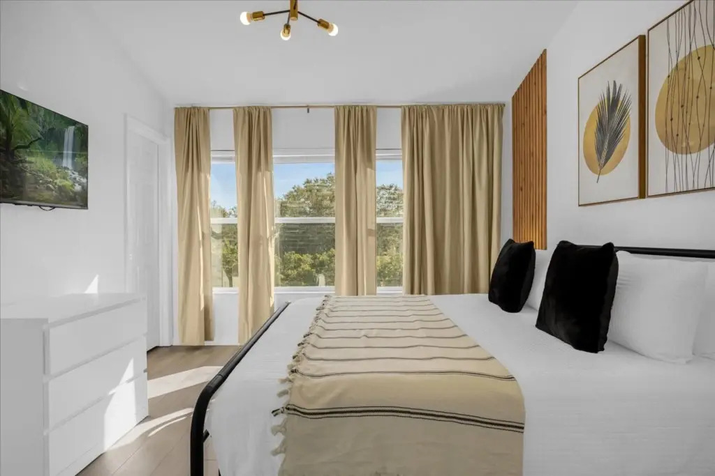 3 Bedrooms 3 Bathrooms Windsor Hills 7662 Sr