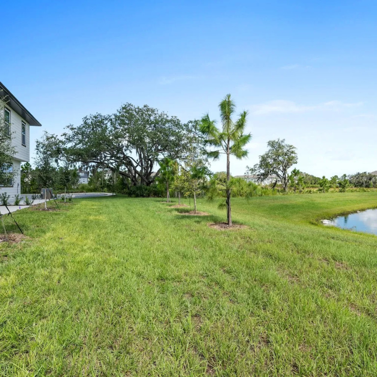 3 BR, 2.5 BA Villa Sleeps 8 EVE102
