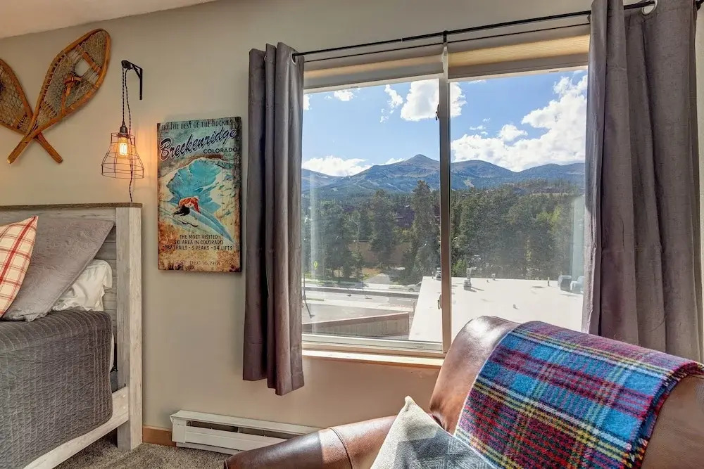 #1714 Downtown Breck Studio - Ski-in, Next to Riverwalk Center, Steps to Main- Location! Location! Location!