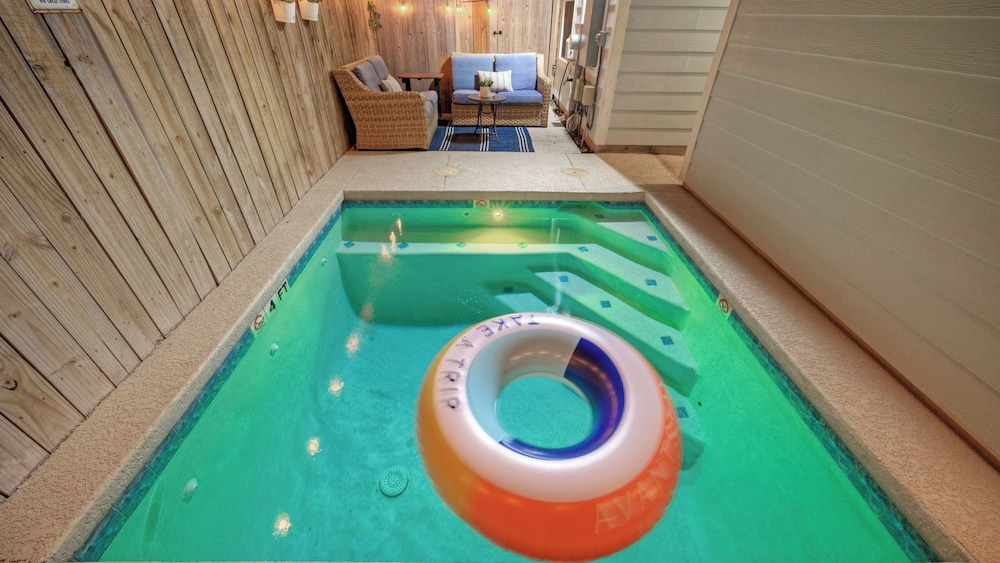 Luxury 4bdr Beach Retreat w/ Private Pool Walk to Dining + Shops Shore Thang