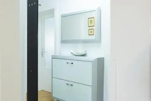 ZV2001 Private Apartments & Rooms near Exhibition Ground (room agency)