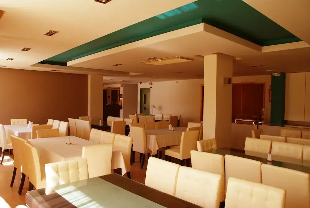 Saronis Hotel