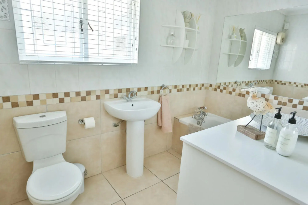 Baywatch Guest House & Tours