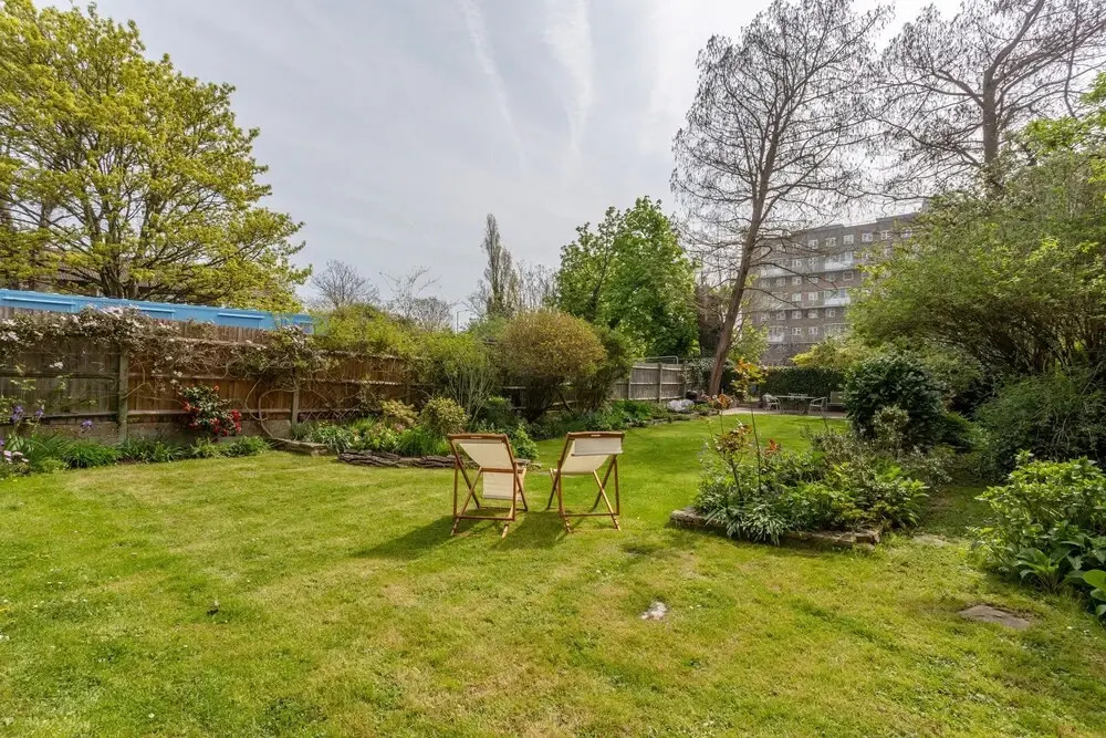 2 Bedroom Garden Flat in Brondesbury Park