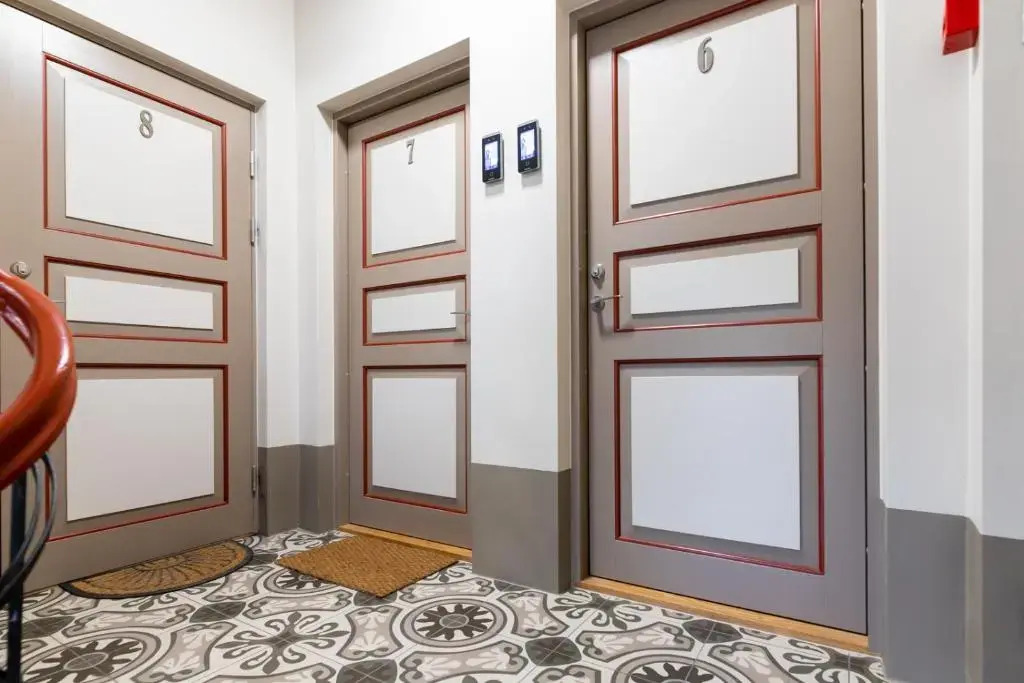 New 1BR in superb location. Free parking & WIFI