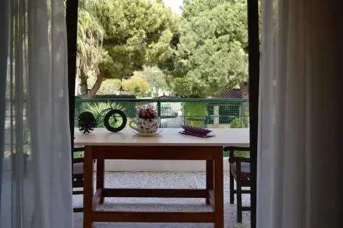 Unwind in a Spacious flat with Gardens near Beach