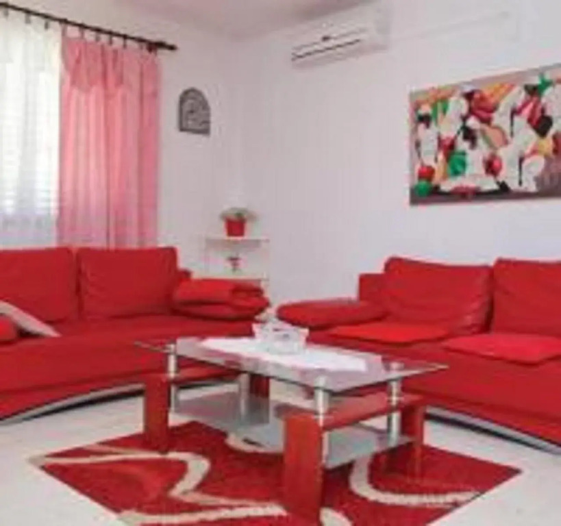 Dragans Den Hostel