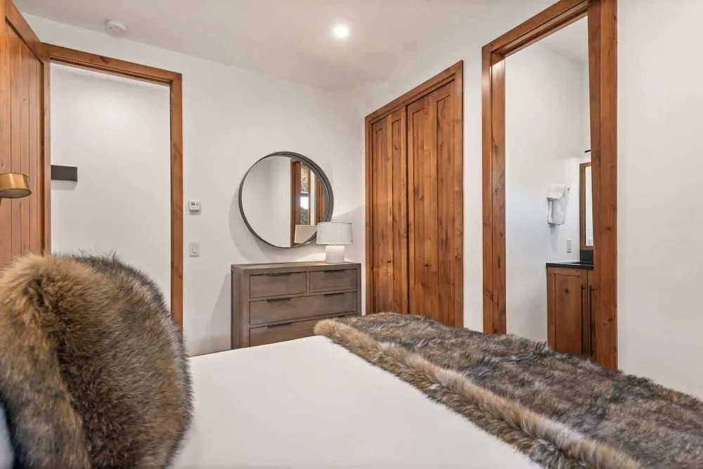 Snowline Lodge 4BR Home With Hot Tub, Pool & BBQ