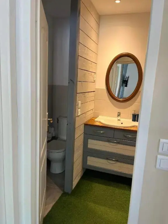 Maison de plein pied divisée en 2 appartements F3 independant, situé à Jacou, à 15km des plages, 5km de montpellier centre, attention le tarif proposé est pour un appartement si vous souhaitez louer les 2 réservez 2 hébergements