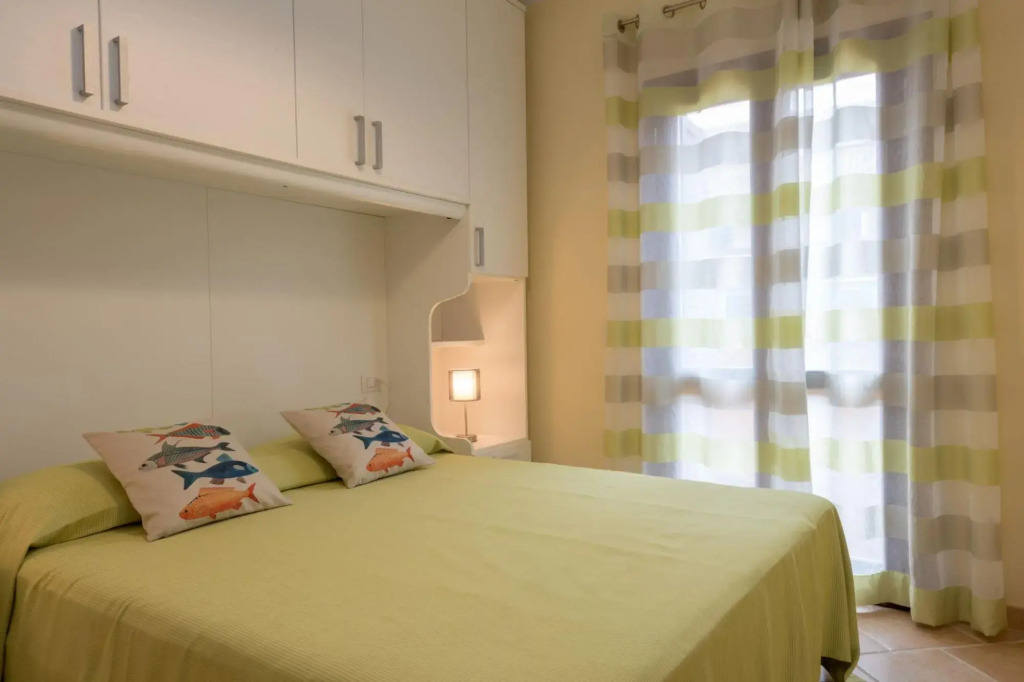 The apartment has 2 bedrooms, 2 bathrooms, living room with direct access to the terrace, kitchenett-PERLACEA 25