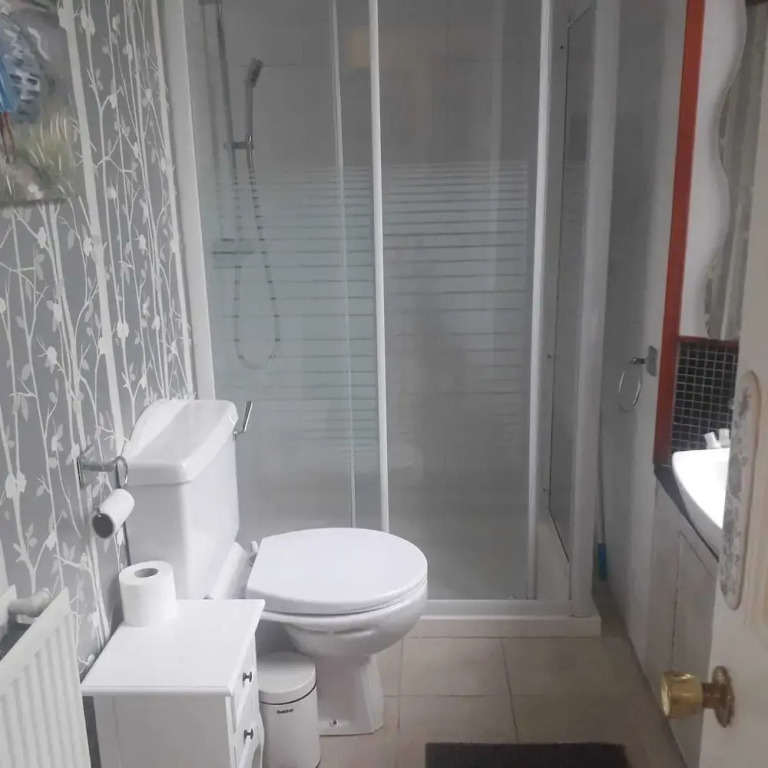 Homely Spacious Cottage in Central Location
