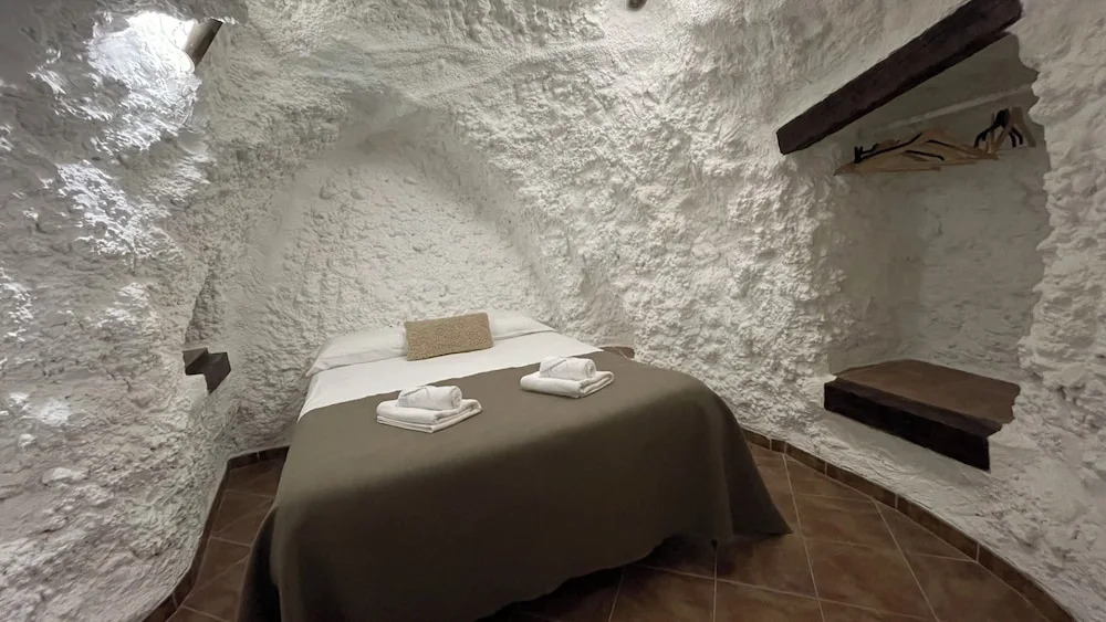 Cuevas El Atochal Orígenes