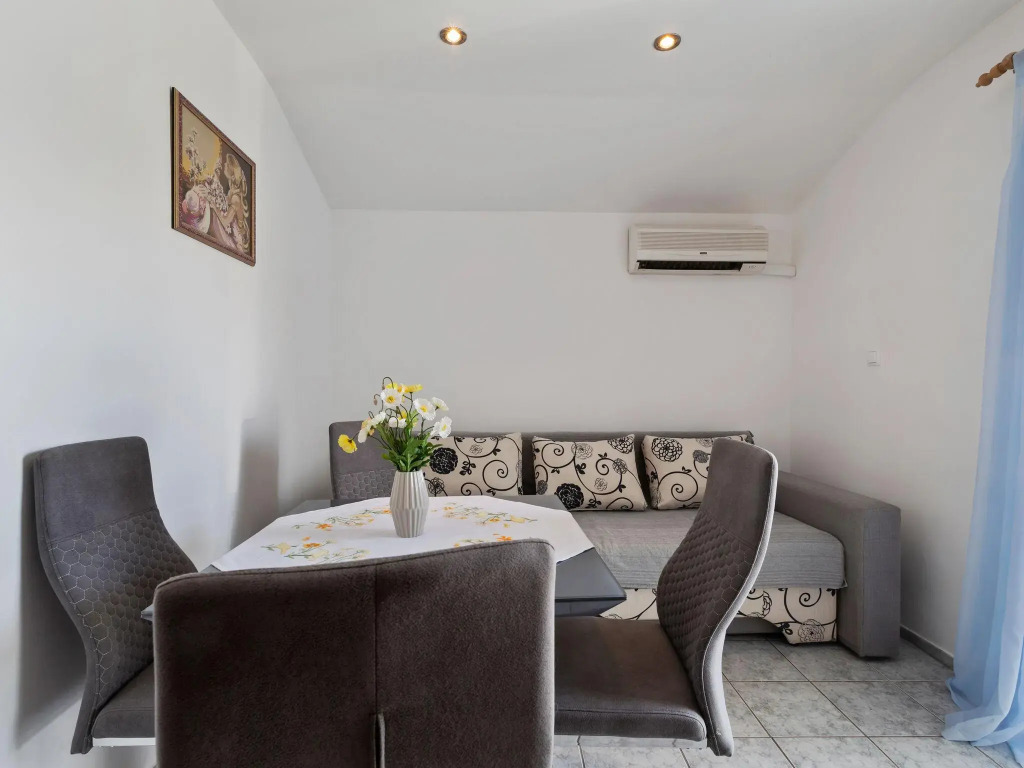 Lovely Apartment in Jadranovo near Town Center