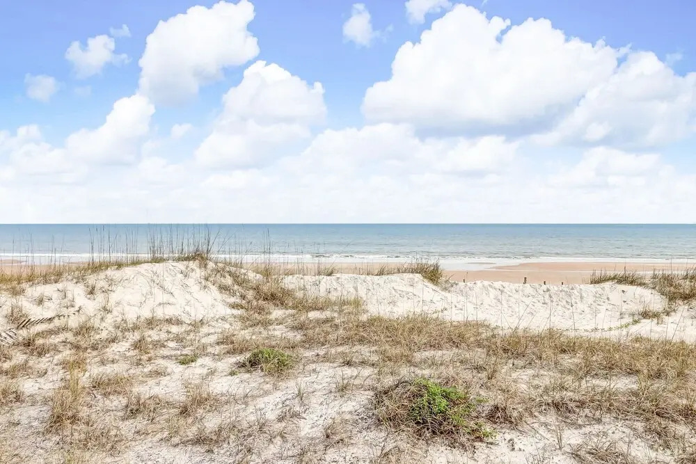 Sun-kissed Condo in Prime Location W/shared Pool, Private W/d, Free Wifi, AC