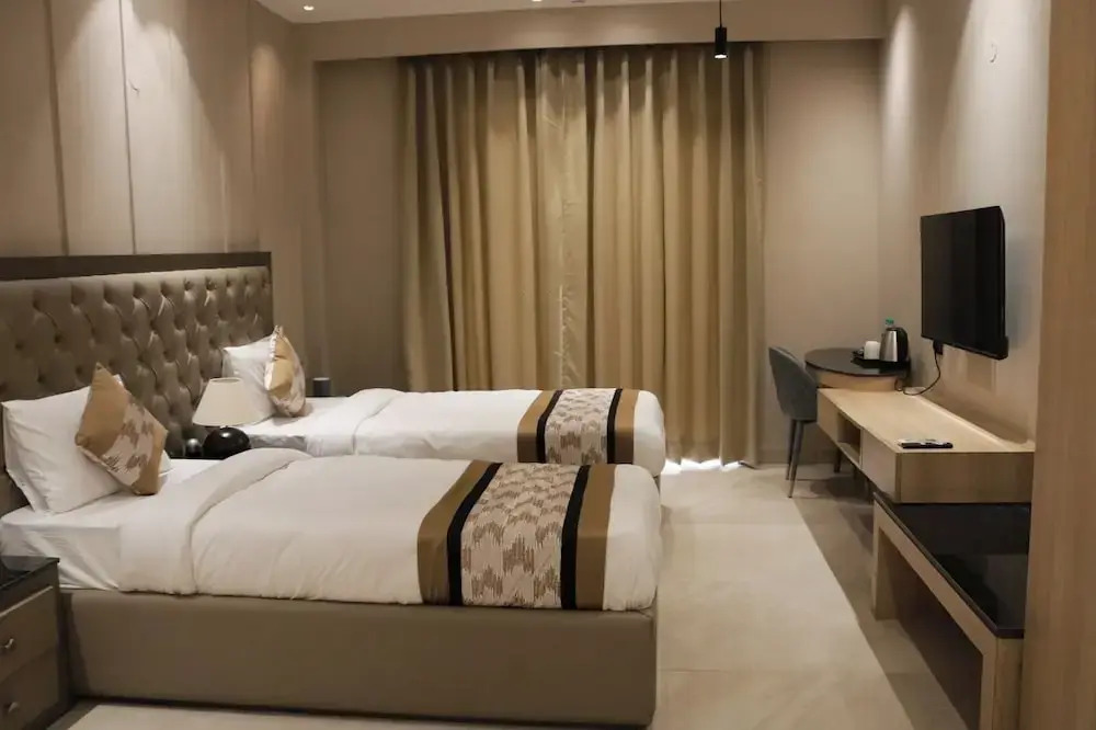 Infinity Stays - Hotel Near Medanta