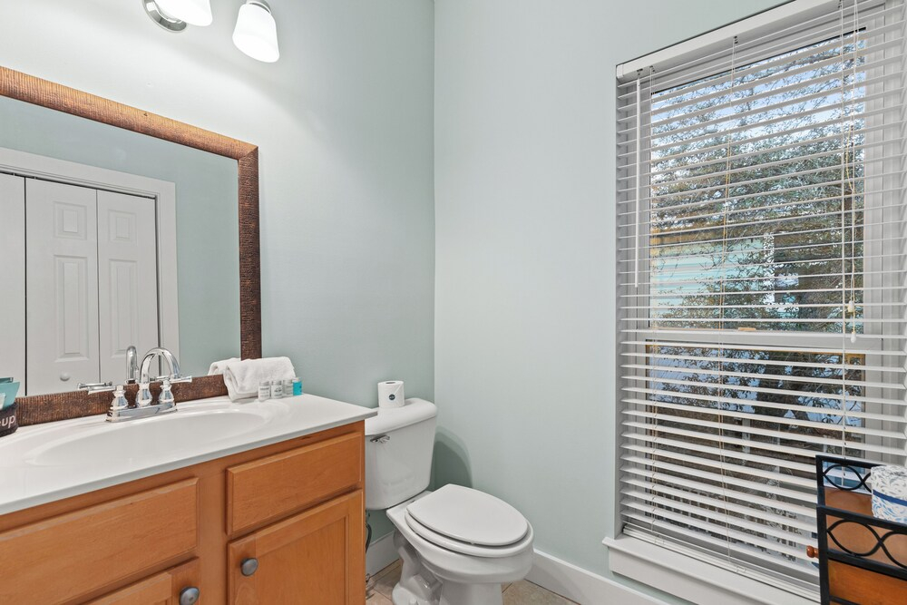 Stay at The Hut! Room for Everyone! 4BR Fun Sleeps 11