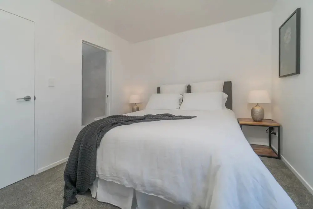 Spacious and Quiet 2 Bedroom Apartment in Ellerslie