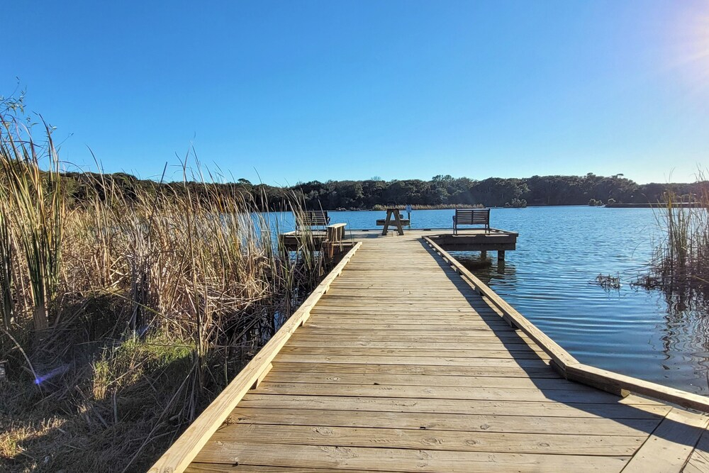 Chic Townhouse w/ Hot Tub, 4 Mi to Atlantic Beach!