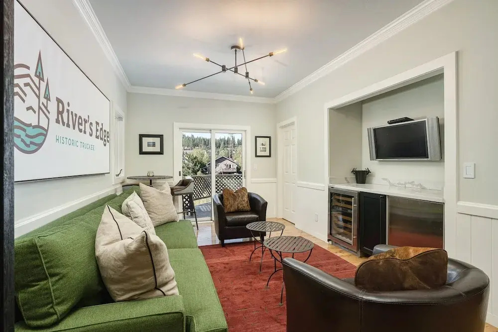 Luxe & Spacious Riverfront , Steps To Downtown 5 Bedroom Home