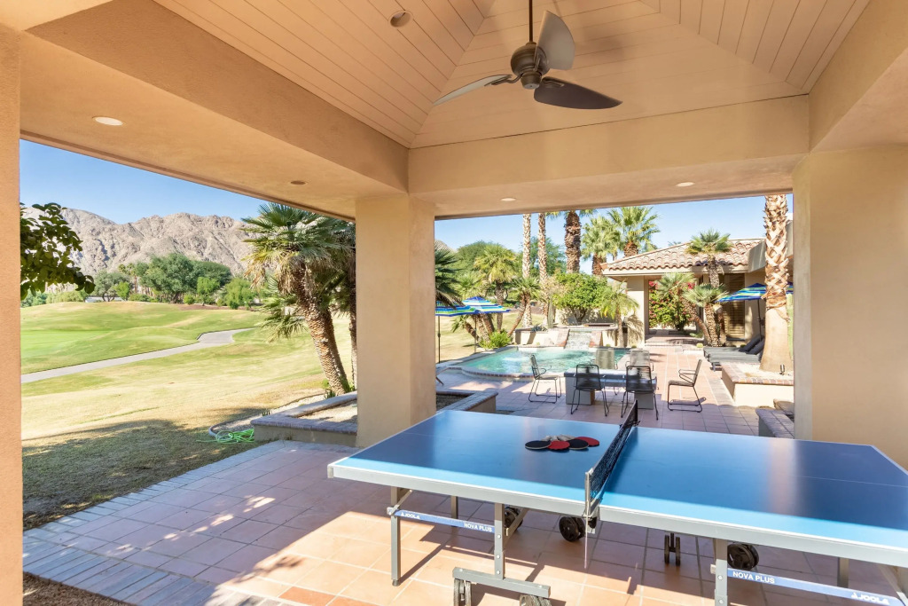 Moonshine by Avantstay Modern & Stylish Estate w/ Bar, Fire Pit & Hot Tub 5 bd