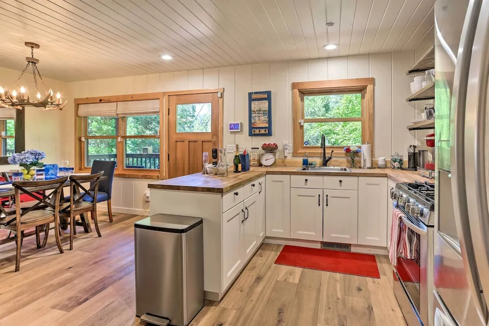 Steps to Lake: Cabin w/ Deck in Lake Arrowhead