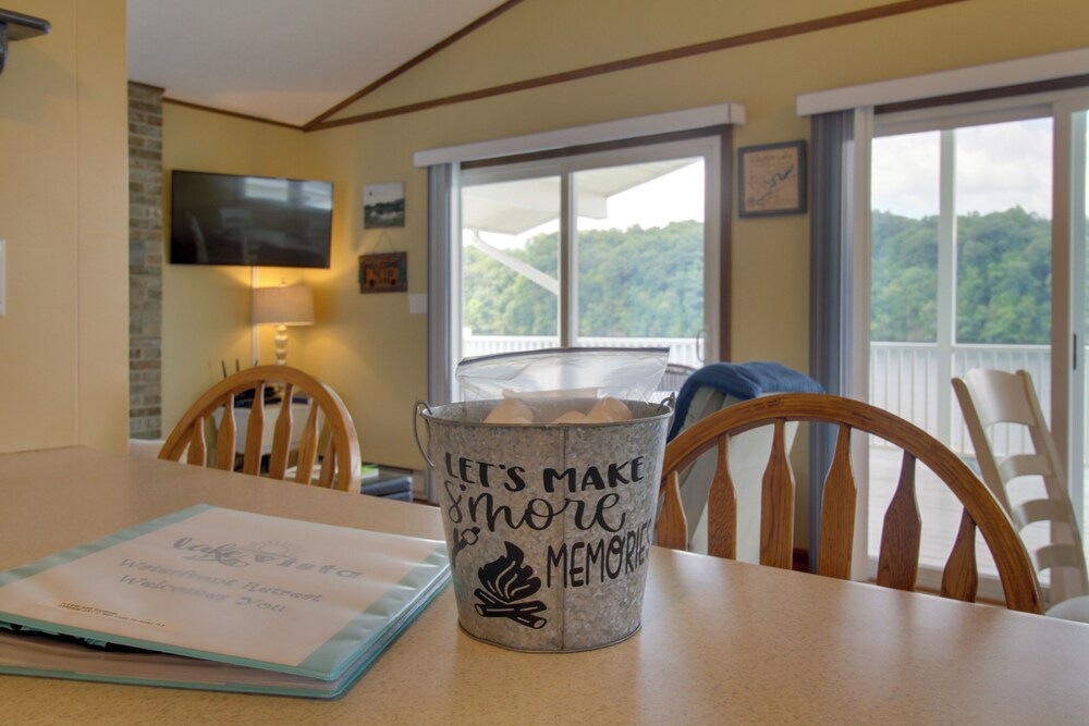 Lakefront Hiwassee Home w/ Private Dock & Deck!