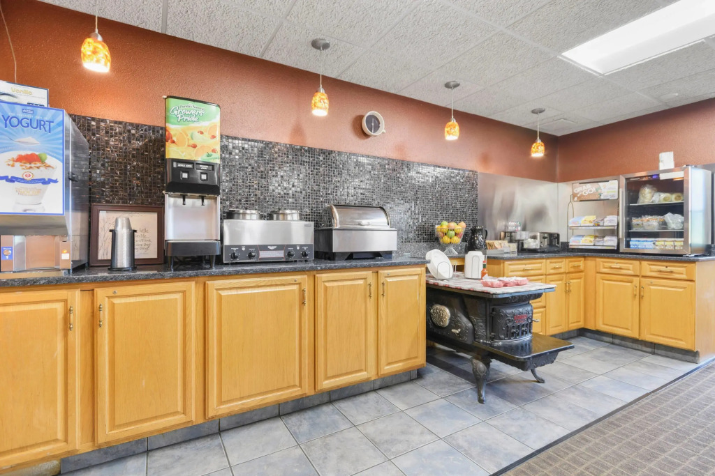 Super 8 by Wyndham Eveleth