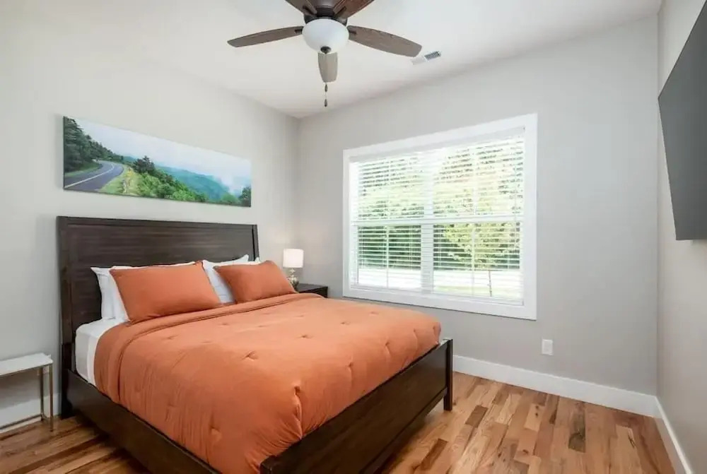 Walkable Downtown 5BR - Hot Tub and Resort Access