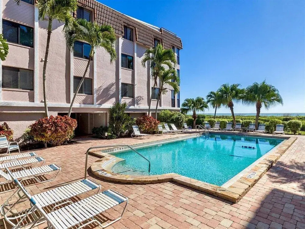 Shorewood Condos by Dream Vacation Rentals