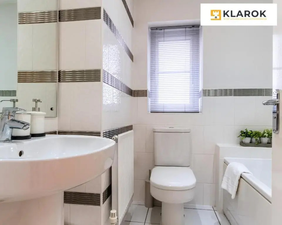 LONG STAYS 20pct OFF - LARGE 4BED-Pool Table & Parking By Klarok Short Lets & Serviced Accommodation