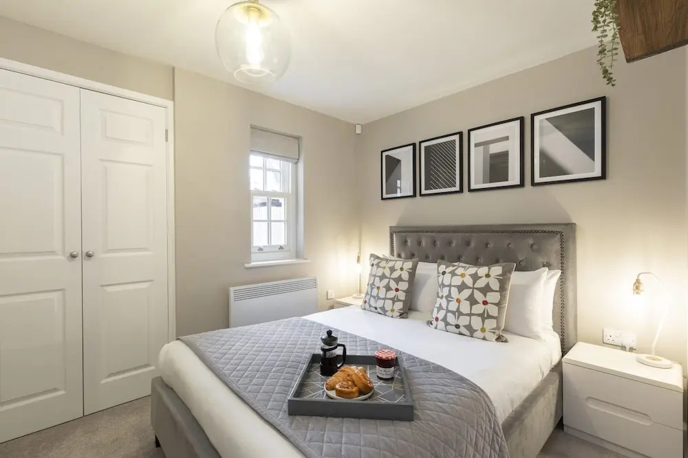 Elliot Oliver - 2 Bedroom Garden Apartment With Parking