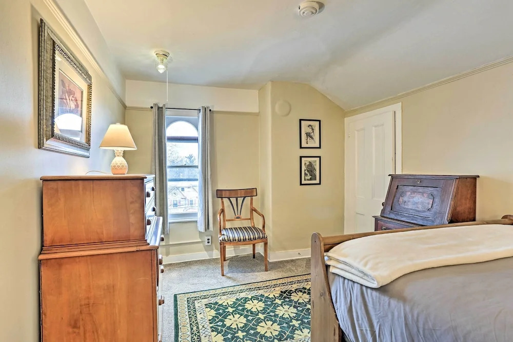 Pet-friendly Apt in 1850's Victorian Mansion!