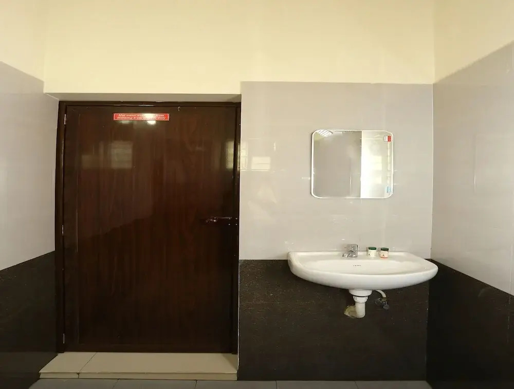 OYO 9118 Saravana Inn