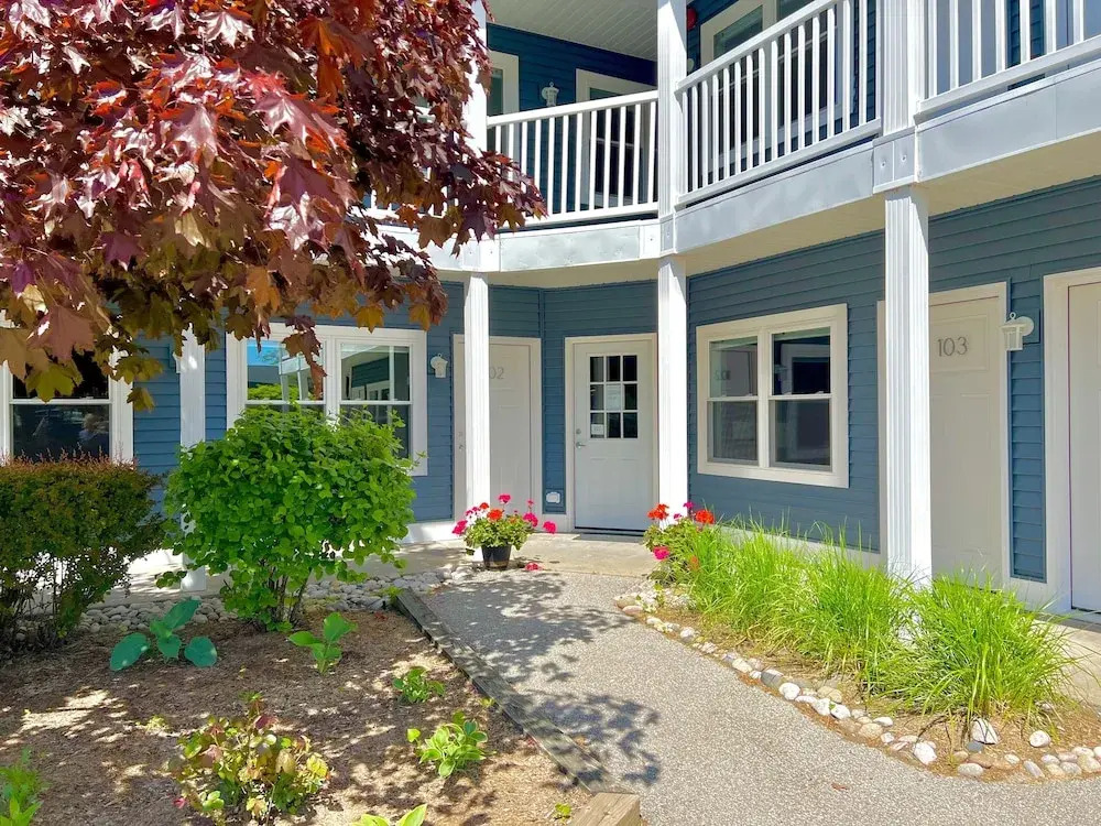 Empire Lakeshore Inn
