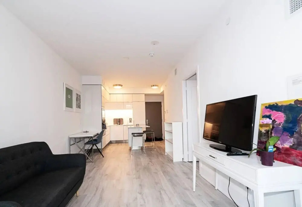 Modern 1 Bedroom Condo With CN Tower Views