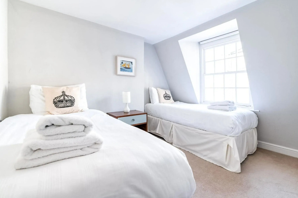 Cozy and Spacious Kensington Maisonette