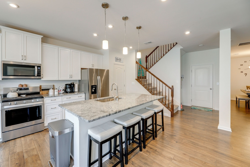 5 Mi to Bethany Beach: Modern Gem w/ Pool Access!