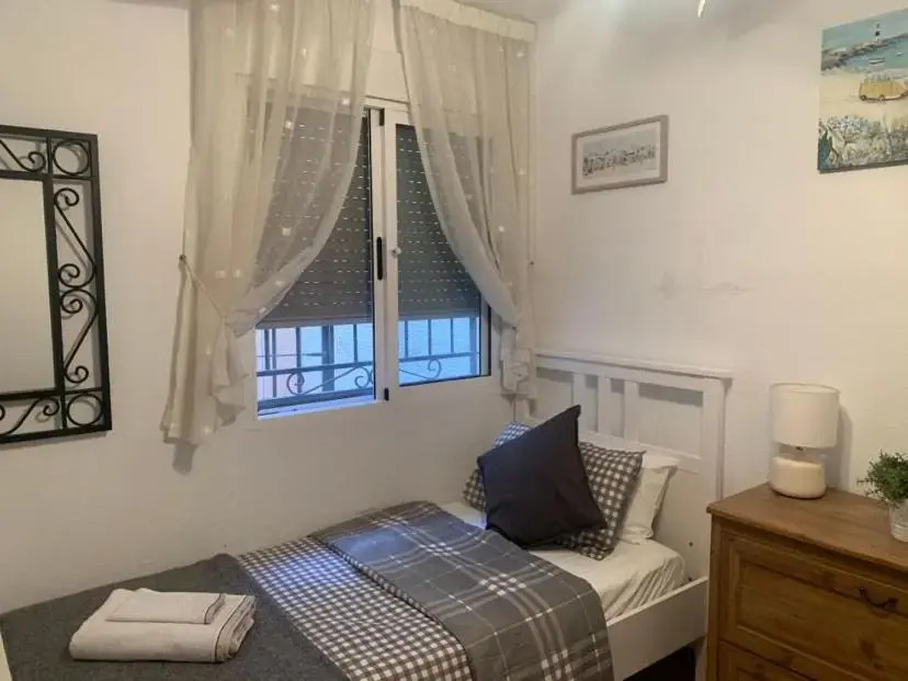 Lovely 2 bedroom house with free parking and pool, near a golf course