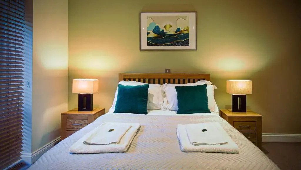 Superb City Center 1 or 2 BR Apts King Bed