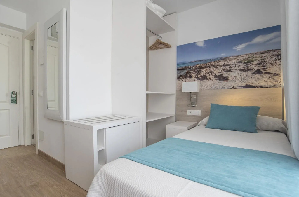 Hostal Es Pi - Emar Hotels