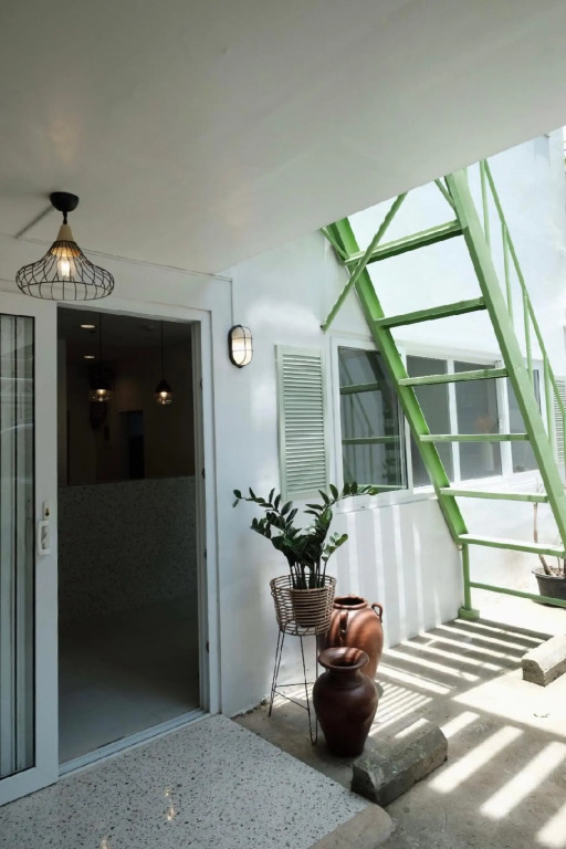 Beds & Friends Hostel Mactan with Pool and Bar