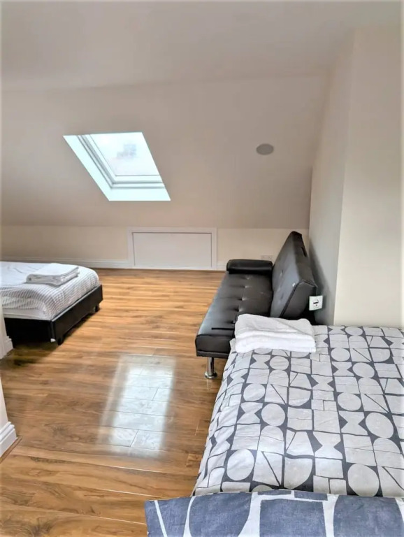 Large & Cozy 5-bed House in a Quiet Dagenham Area